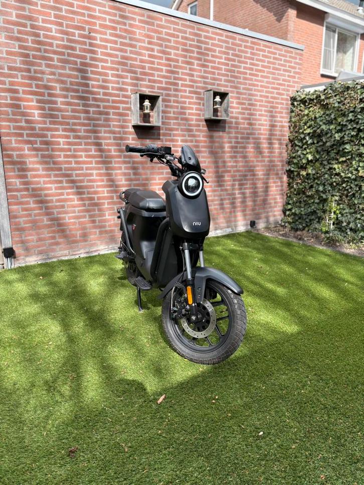 Niu elektrische scooter, Fietsen en Brommers, Scooters | Piaggio, Zo goed als nieuw, Ophalen of Verzenden
