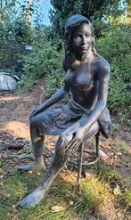 Prachtig Bronzen Tuinbeeld H 134 CM Zittende Vrouw Op Kruk, Ophalen, Zo goed als nieuw