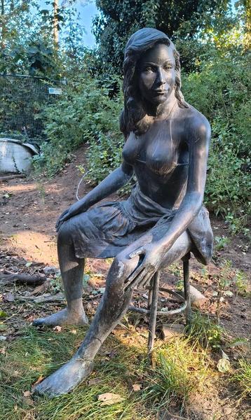 Prachtig Bronzen Tuinbeeld H 134 CM Zittende Vrouw Op Kruk beschikbaar voor biedingen