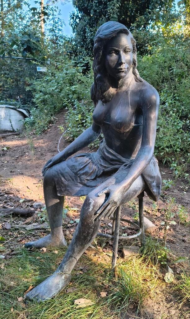 Prachtig Bronzen Tuinbeeld H 134 CM Zittende Vrouw Op Kruk, Tuin en Terras, Tuinbeelden, Zo goed als nieuw, Ophalen
