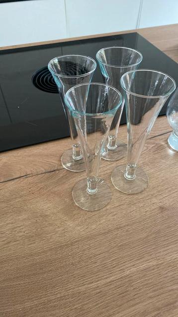 4 champagne glazen voor 2€  beschikbaar voor biedingen