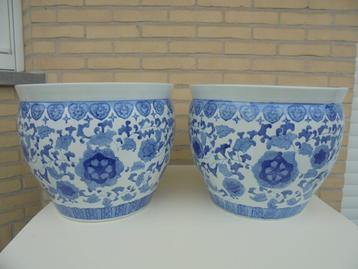 2 Prachtige identieke grote Chinese bloempotten beschikbaar voor biedingen