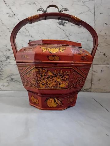 Oude Chinese rood gelakte houten mand beschikbaar voor biedingen