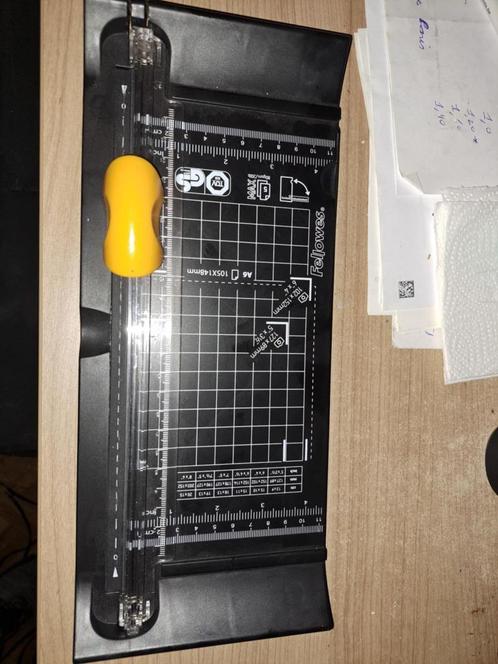 Fellowes papiersnijder Neutrino A5 - 5 vel - 240 mm - grijs, Hobby en Vrije tijd, Knutselen, Zo goed als nieuw, Gereedschap of Accessoires