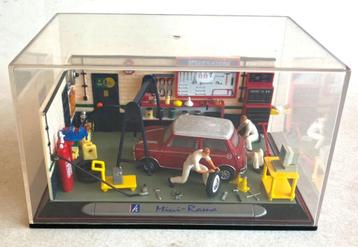 Mini Cooper in Mini-rama diorama werkplaats.   beschikbaar voor biedingen