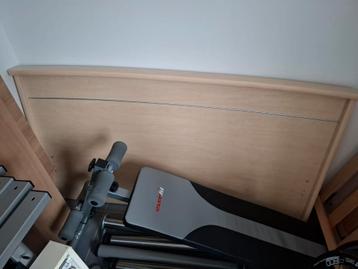 Bed + commode + 2 nachtkastjes beschikbaar voor biedingen