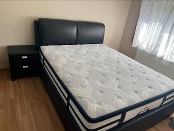 Bed (met speciale matras) + nachtkastje 