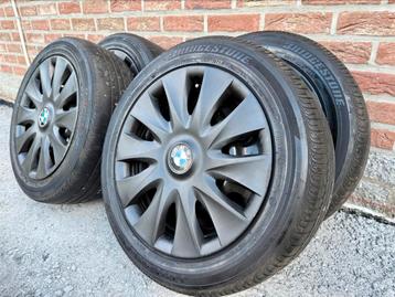BMW serie 1 zwarte velgen + wieldoppen - Zomerband 195 55 16, Auto-onderdelen, Ophalen, Gebruikt, 16 inch, Banden en Velgen