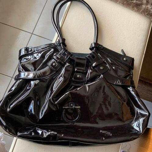 Salvatore Ferragamo zwarte lak Vintage schouder tas Celtico, Handtassen en Accessoires, Tassen | Damestassen, Zo goed als nieuw