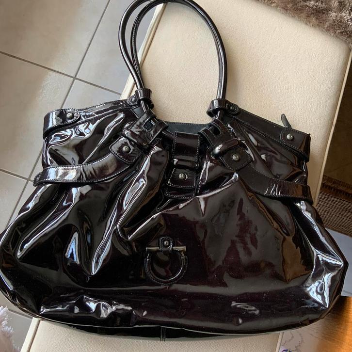 Salvatore Ferragamo zwarte lak Vintage schouder tas Celtico, Handtassen en Accessoires, Tassen | Damestassen, Zo goed als nieuw