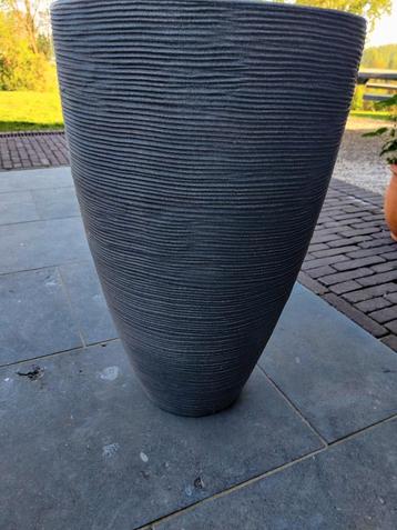 Bloempot in kunststof  beschikbaar voor biedingen