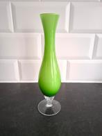 Groen glazen vaasje met transparante voet Vintage, Huis en Inrichting, Ophalen of Verzenden, Minder dan 50 cm, Groen, Glas