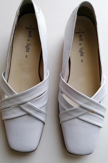 Splinternieuwe witte damesschoenen maat 9  beschikbaar voor biedingen