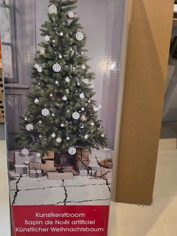 Kerstboom met houten voet 180 cm beschikbaar voor biedingen