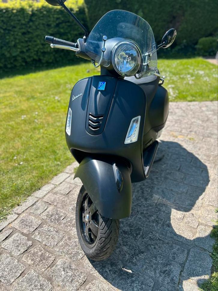 Vespa 125 GTS Super i-get ‘Notte’, Fietsen en Brommers, Scooters | Vespa, Zo goed als nieuw, Ophalen