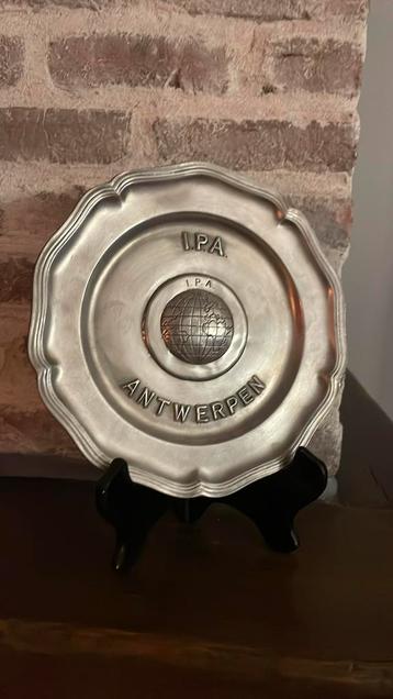 Bord tinnen / I.P.A. ANTWERPEN beschikbaar voor biedingen