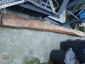 Massieve volle eikenbalk en oude wandklok beschikbaar voor biedingen