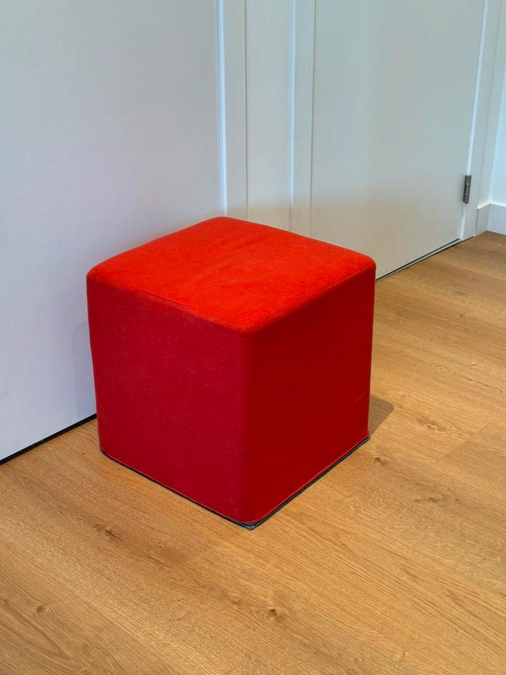 Pouf cube design rouge – assise d’appoint contemporaine, Maison & Meubles, Canapés | Repose-pieds & Poufs, Comme neuf, Enlèvement ou Envoi