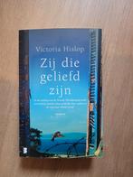 Victoria Hislop - Zij die geliefd zijn, Boeken, Ophalen of Verzenden, Zo goed als nieuw, Victoria Hislop