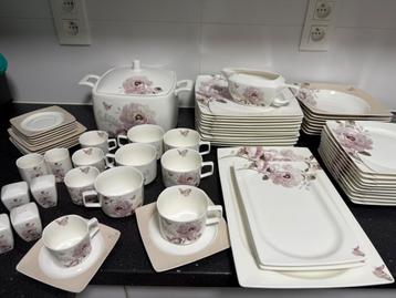 Servies set beschikbaar voor biedingen