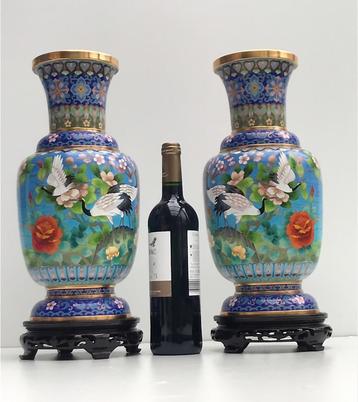 Vases anciens en bronze doré cloisonné Hauteur 43 cm  disponible aux enchères