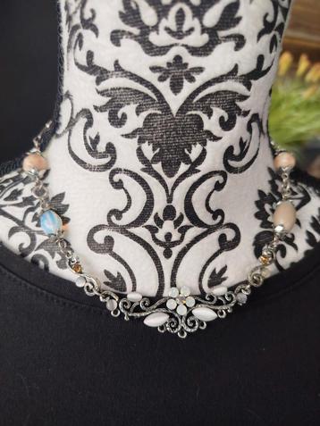 Mooie halsketting met strass  beschikbaar voor biedingen