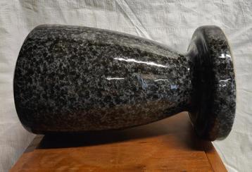 Vaas uit gevlekt graniet beschikbaar voor biedingen