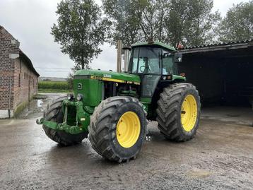 John Deere 4454 Tracteur agricole à quatre roues motrices -