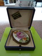 Broche ovale en porcelaine de Limoges 1946., Enlèvement ou Envoi, 4 à 7 cm, Utilisé, Autres matériaux