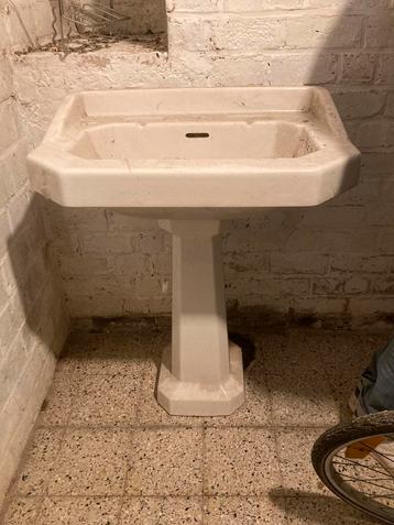 Deux lavabo vintage sur pied 
