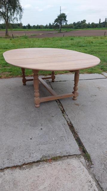 Grote ovale tafel in massief eikenhout  beschikbaar voor biedingen