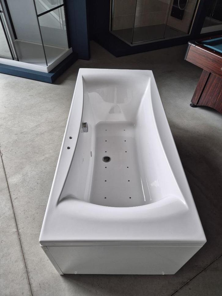 Goedkoop showroommodel balneobad te koop, Doe-het-zelf en Bouw, Sanitair, Zo goed als nieuw, Bad, Ophalen
