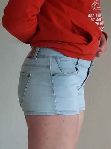 Très beau short en jeans clair PIMKIE taille 38 