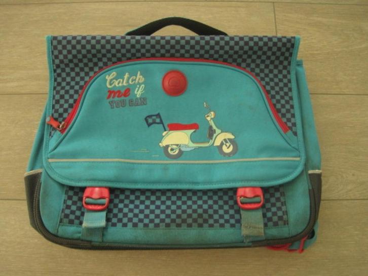 Boekentas - rugzak Delsey turkoois - rood met scooter, Handtassen en Accessoires, Tassen | Schooltassen, Gebruikt, Aktetas of Boekentas