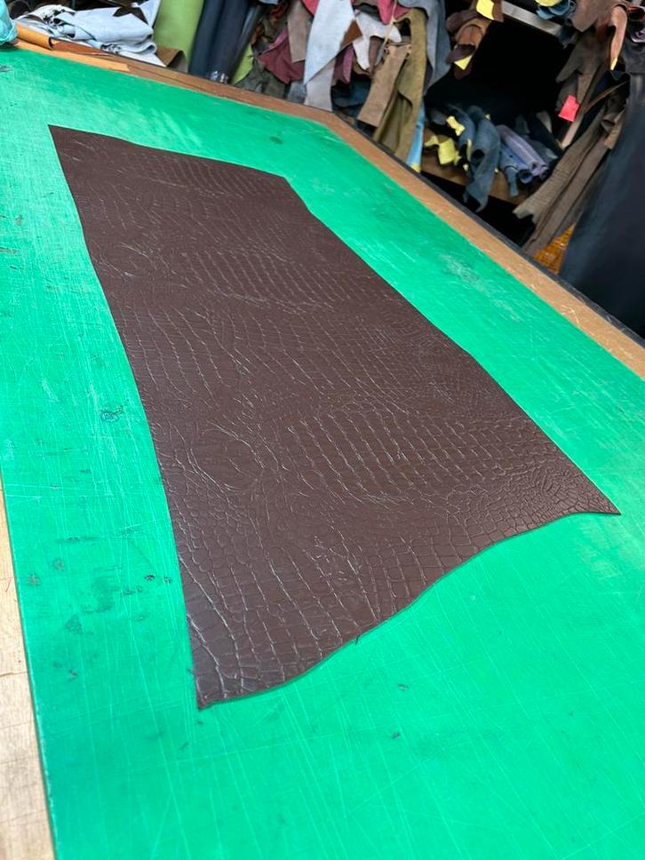 Donker bruin tuigleer 2-2,5 mm dikte soepel met kroko print, Hobby en Vrije tijd, Stoffen en Lappen, Zo goed als nieuw, Bruin