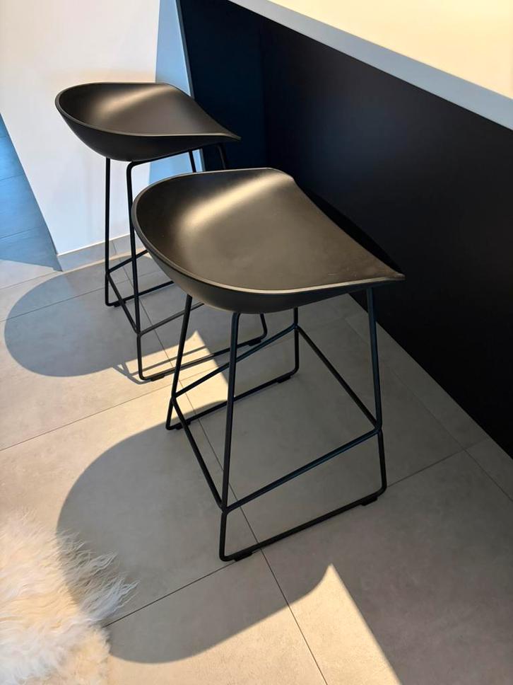 Hay - AAS 38 lage barkruk met zwarte poten - HAY-AAS38, Huis en Inrichting, Barkrukken, Zo goed als nieuw, 2 krukken, Ophalen