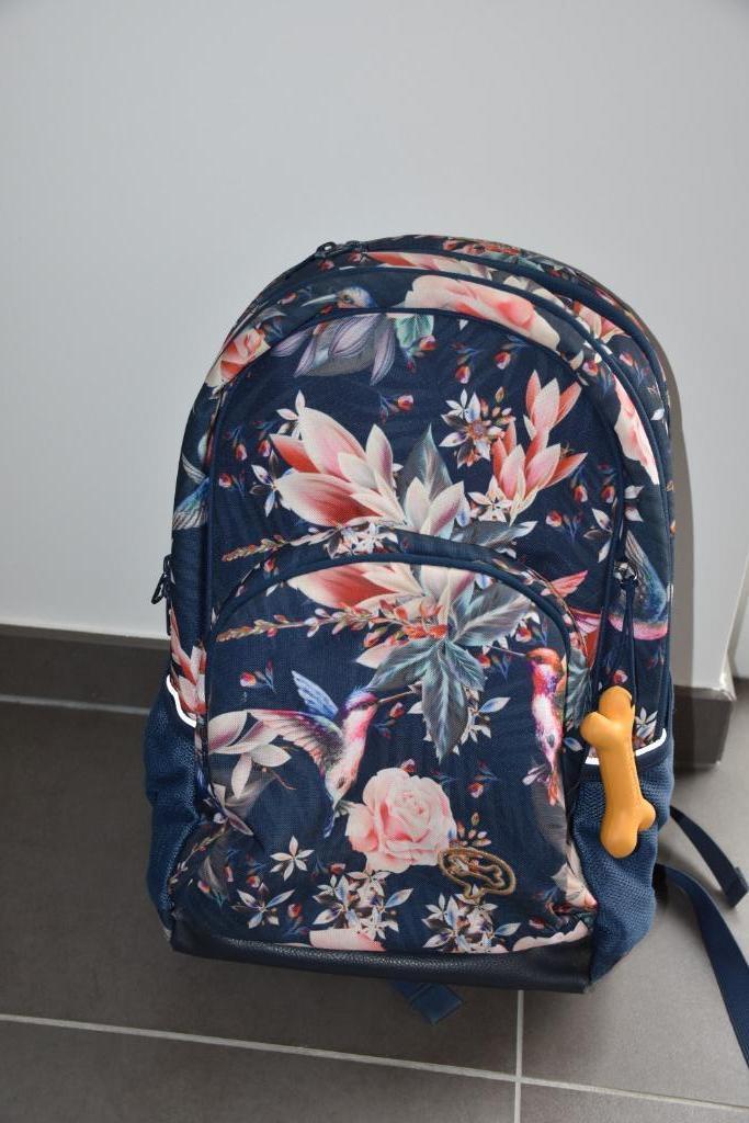 Stones and bones boekentas rugzak aspen floral indigo, Handtassen en Accessoires, Tassen | Schooltassen, Zo goed als nieuw, Rugtas