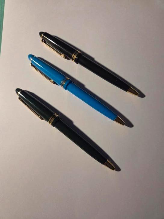 3 stylos à bille design sans texte., Collections, Stylos, Comme neuf, Stylo à bille, Enlèvement ou Envoi