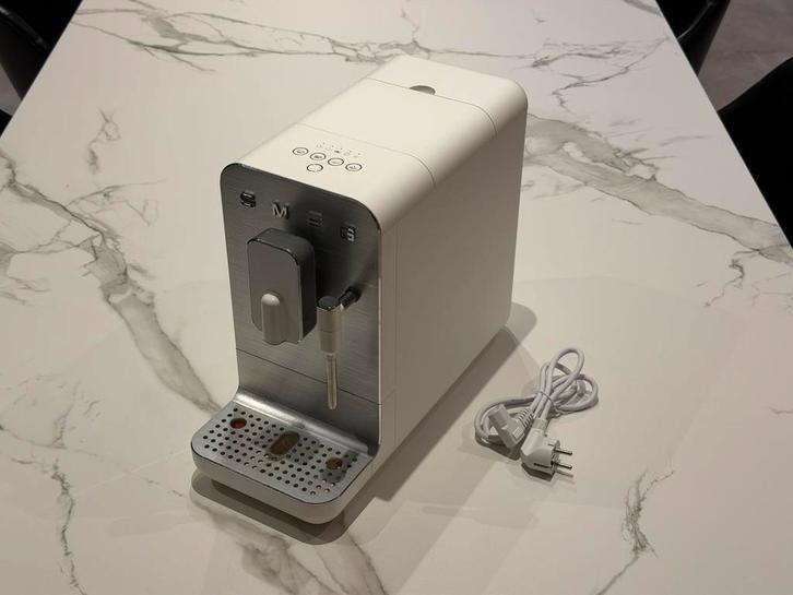 SMEG volautomatische koffiemachine – recent onderhouden, Electroménager, Cafetières, Comme neuf, Café en grains, Cafetière, Enlèvement