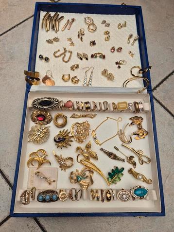  Vintage vergulde sieraden- ringen, broches en oorbellen beschikbaar voor biedingen