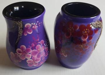 2 Prachtige handbeschilderde paarse Lacquerware siervaasjes 