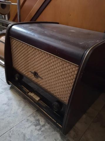 His Masters Voice radio platenspeler  beschikbaar voor biedingen