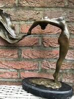 elegant bronzen beeld vrouw met zwierende sjaal doek, Antiek en Kunst, Kunst | Beelden en Houtsnijwerken, Ophalen of Verzenden