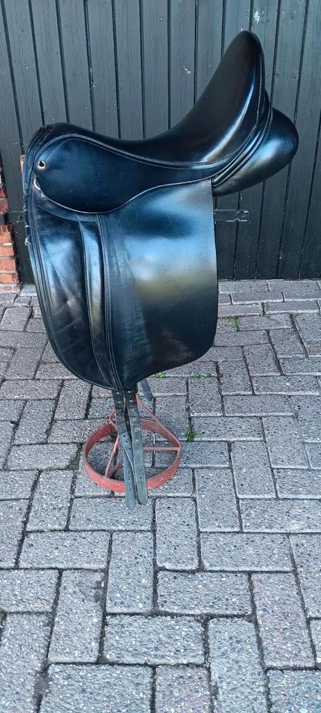 Trophy dressuurzadel 17,5 inch medium boom, Dieren en Toebehoren, Paarden en Pony's | Zadels, Zo goed als nieuw, Ophalen of Verzenden