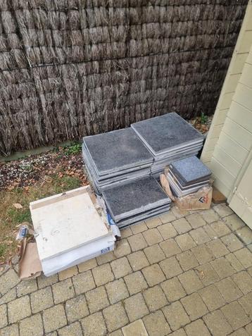 Gratis tegels 40x40 – 32 gebruikt + 10 nieuw + wand beschikbaar voor biedingen