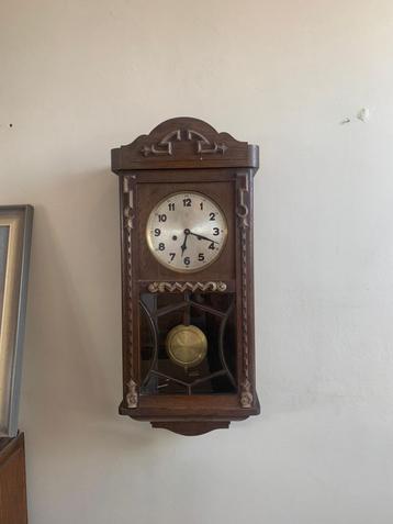 antieke wand klok beschikbaar voor biedingen