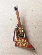 Vintage pin Paul McCartney TDK Tour 1990 gitaar, Enlèvement ou Envoi, Comme neuf, Figurine, Insigne ou Pin's