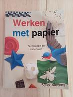Werken met papier - Clive Stevens, Boeken, Hobby en Vrije tijd, Gelezen, Ophalen of Verzenden, Scrapbooking en Knutselen, Clive Stevens
