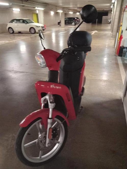 Electrische scooter met helm, Fietsen en Brommers, Brommeronderdelen | Scooters, Zadel, Ophalen