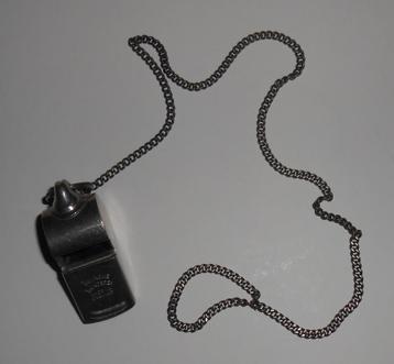 Engels fluitje met zijn ketting WW2 1944 Canada beschikbaar voor biedingen